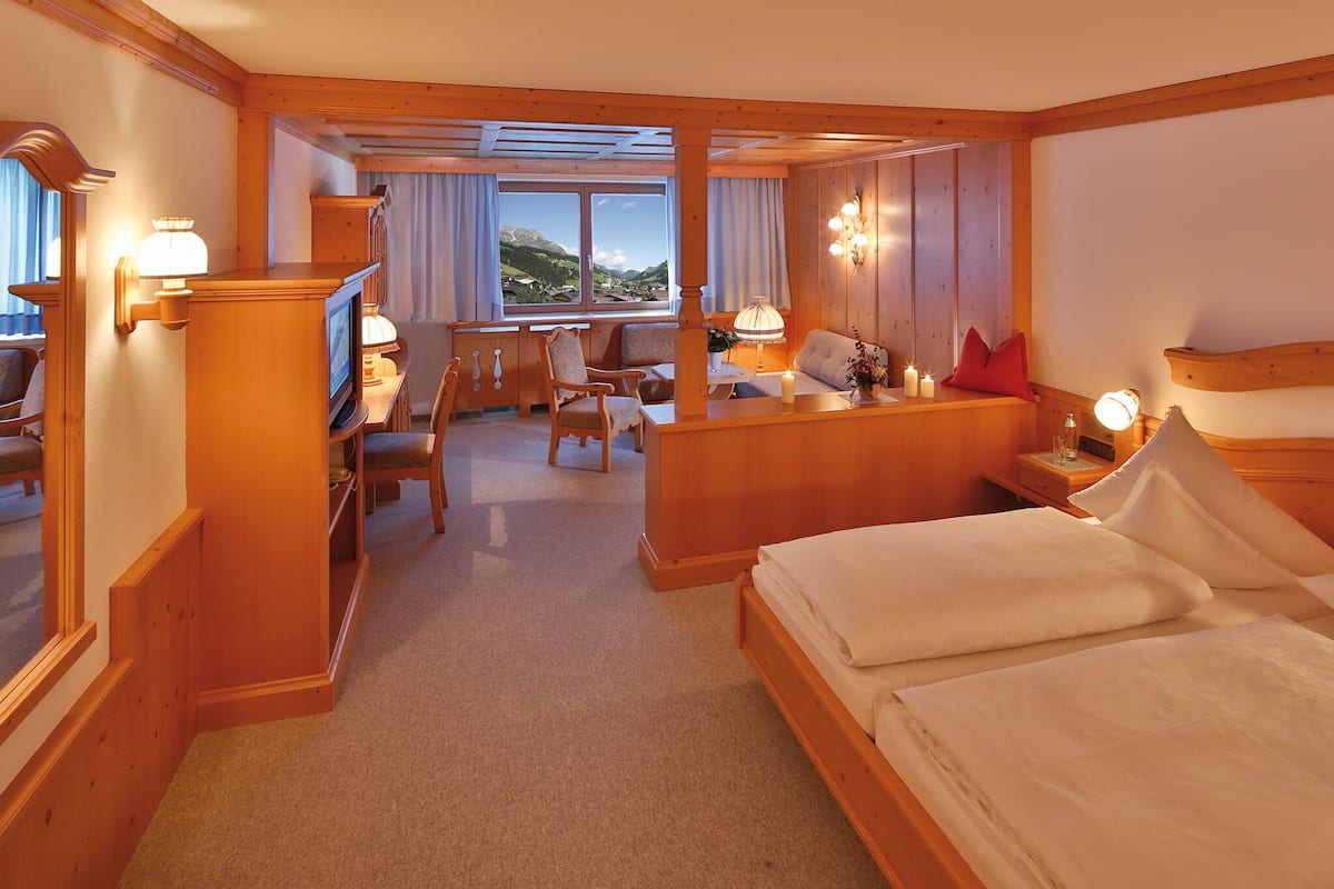 large double room | premium bedding, minibar, in-room safe, desk