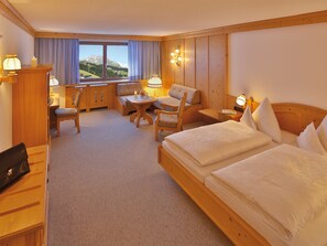Large Double Room | Premium bedding, minibar, in-room safe, desk - Omesberg (Lech am Arlberg)