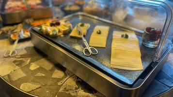 Bữa sáng buffet hàng ngày (18.5 EUR/mỗi người)