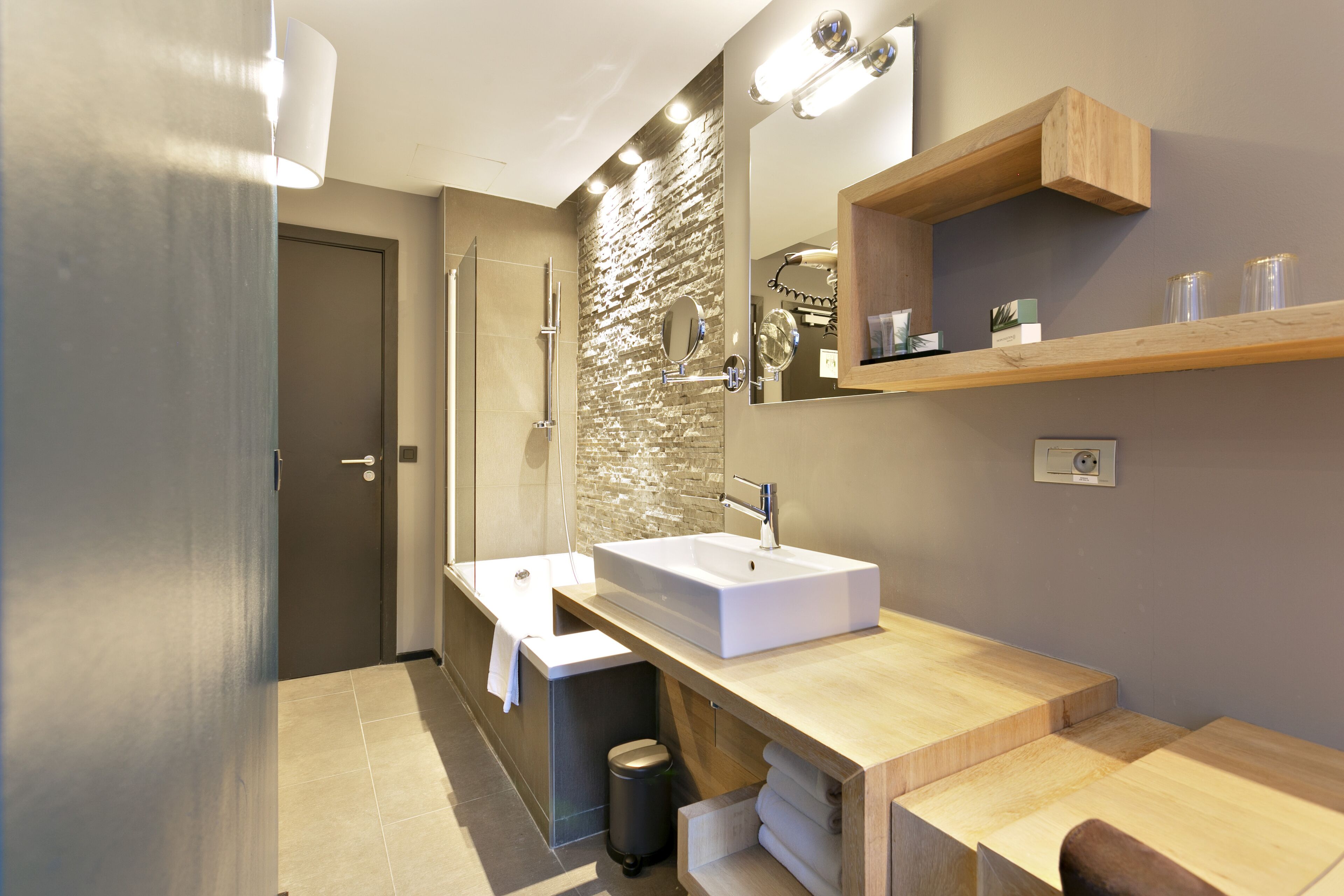 grand double room | bathroom | free toiletries, hair dryer, towels