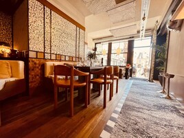 Breakfast, lunch, dinner served; international cuisine 