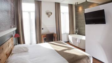 Bộ đồ giường cao cấp, minibar, két bảo mật tại phòng