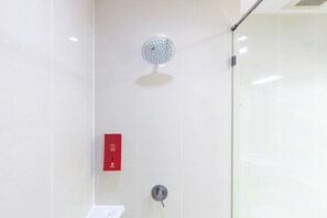 Shower, rainfall showerhead, free toiletries, hair dryer - Easy Planet Pattaya (Pattaya)