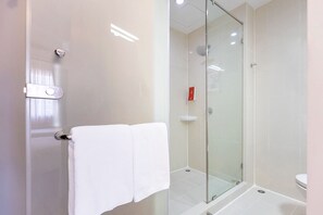 Shower, free toiletries, towels - Easy Planet Pattaya (Pattaya)