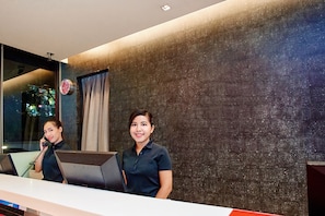 Quầy tiếp tân