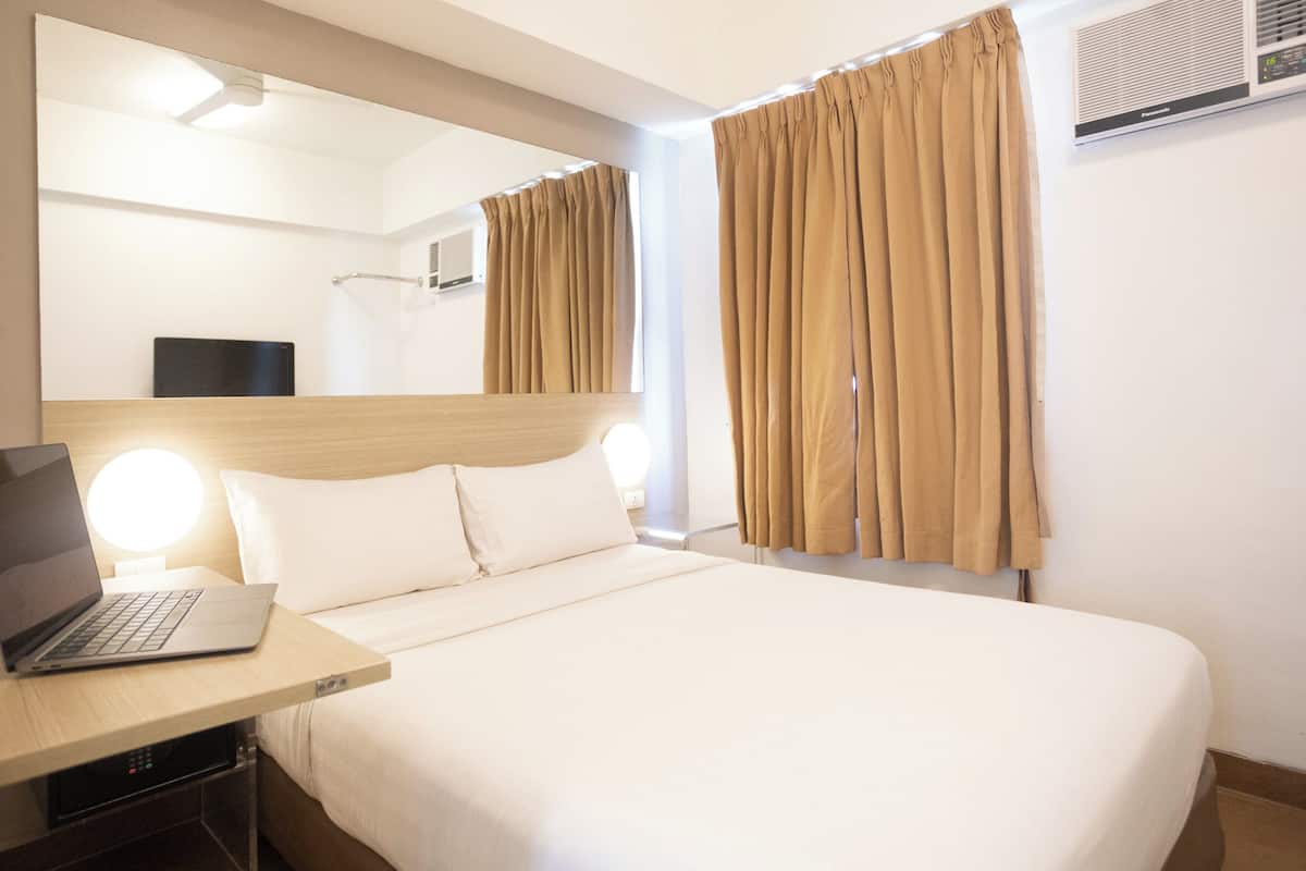 Ropa de cama de alta calidad y caja de seguridad en la habitación
