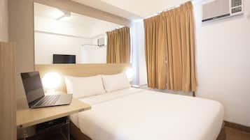 Ropa de cama de alta calidad y caja de seguridad en la habitación