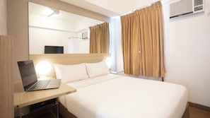 Luxe beddengoed, een kluis op de kamer, een bureau, een laptopwerkplek