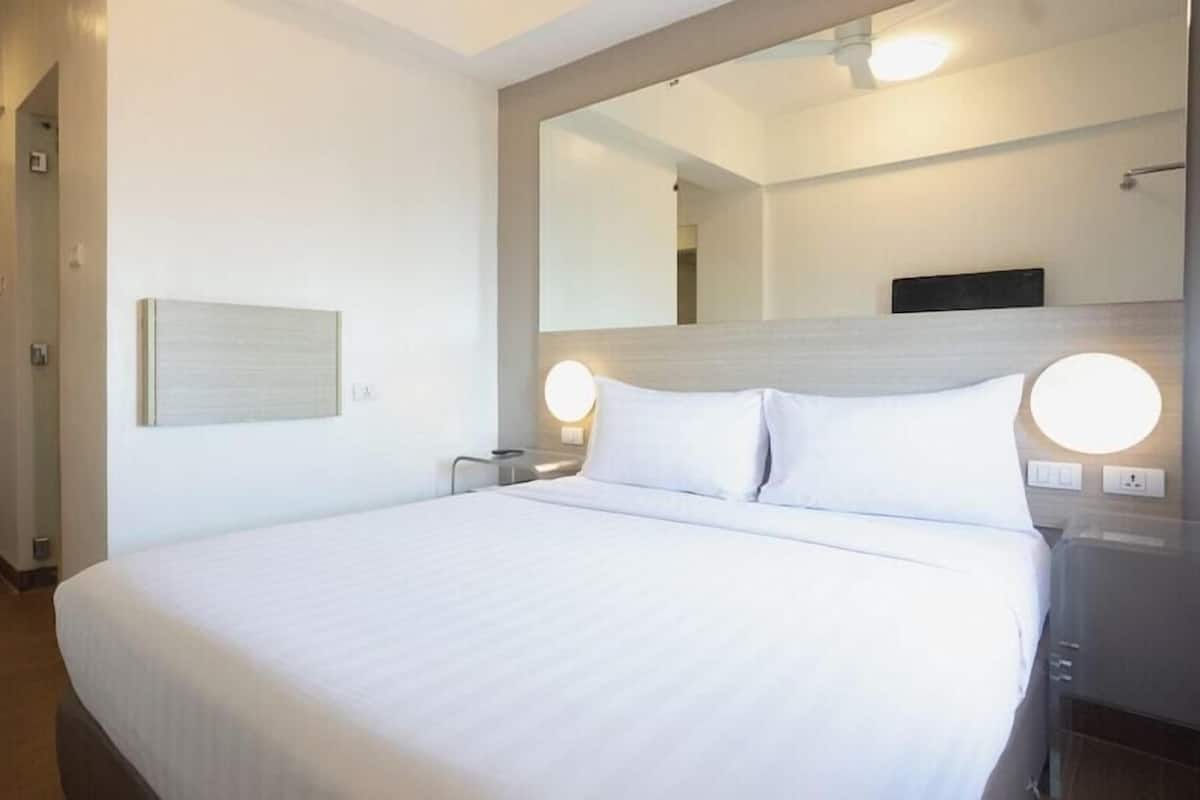 Premium bedding, in-room safe, desk, laptop workspace