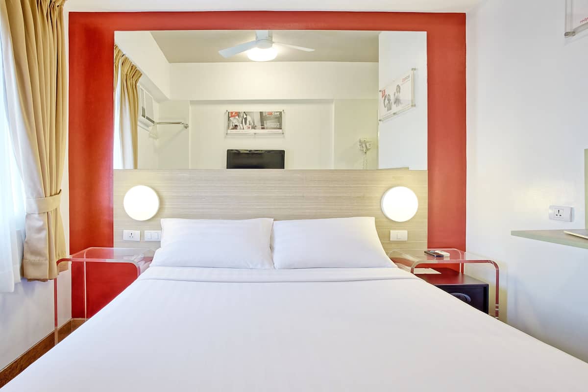 Premium bedding, in-room safe, desk, laptop workspace