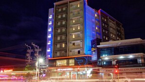 Een meerhoog hotel met een opvallend ‘Red Planet’ bord, meerdere balkons en een moderne gevel.