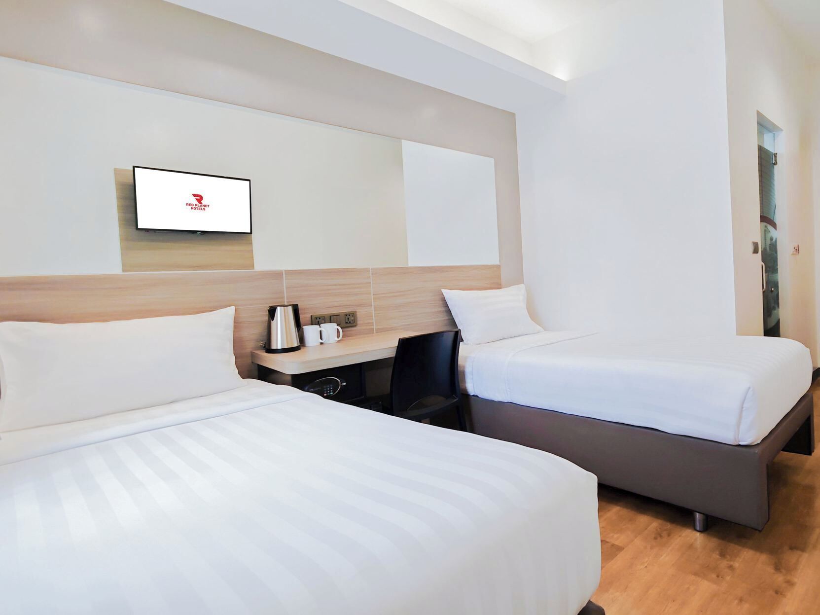 Premium bedding, in-room safe, desk, laptop workspace