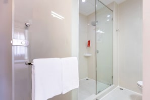 Shower, rainfall showerhead, hair dryer, towels - Easy Planet Hat Yai (Hat Yai)
