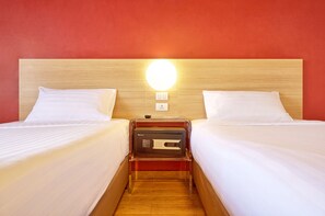 Quarto duplo standard | Cofres nos quartos, escrivaninha, cortinas blackout, Wi-Fi de cortesia