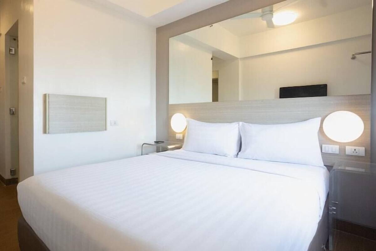 Caixa forta a l'habitació i escriptori 