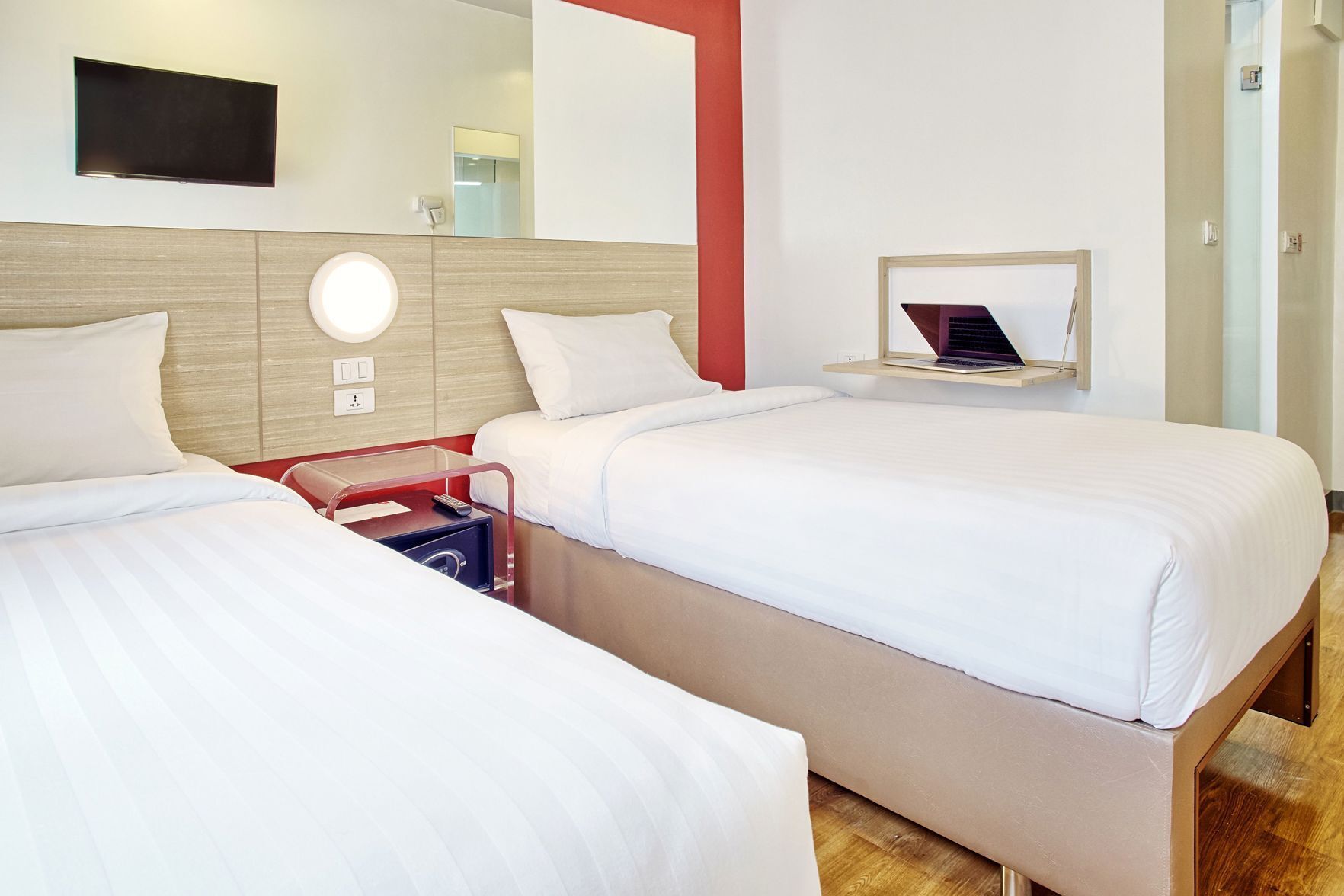 Ropa de cama de alta calidad y caja de seguridad en la habitación 