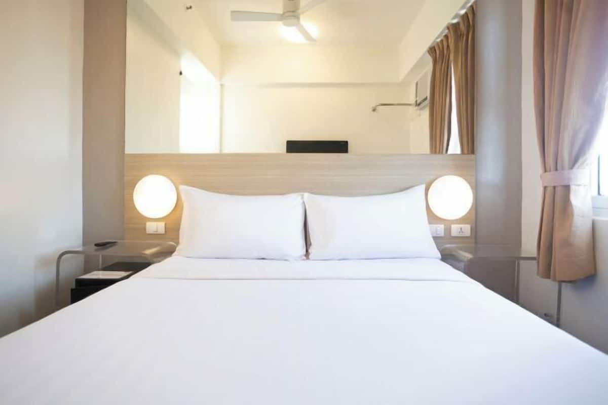 Premium bedding, in-room safe, desk, laptop workspace