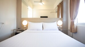 Premium bedding, in-room safe, desk, laptop workspace - Red Planet Manila Malate Mabini (Manila)