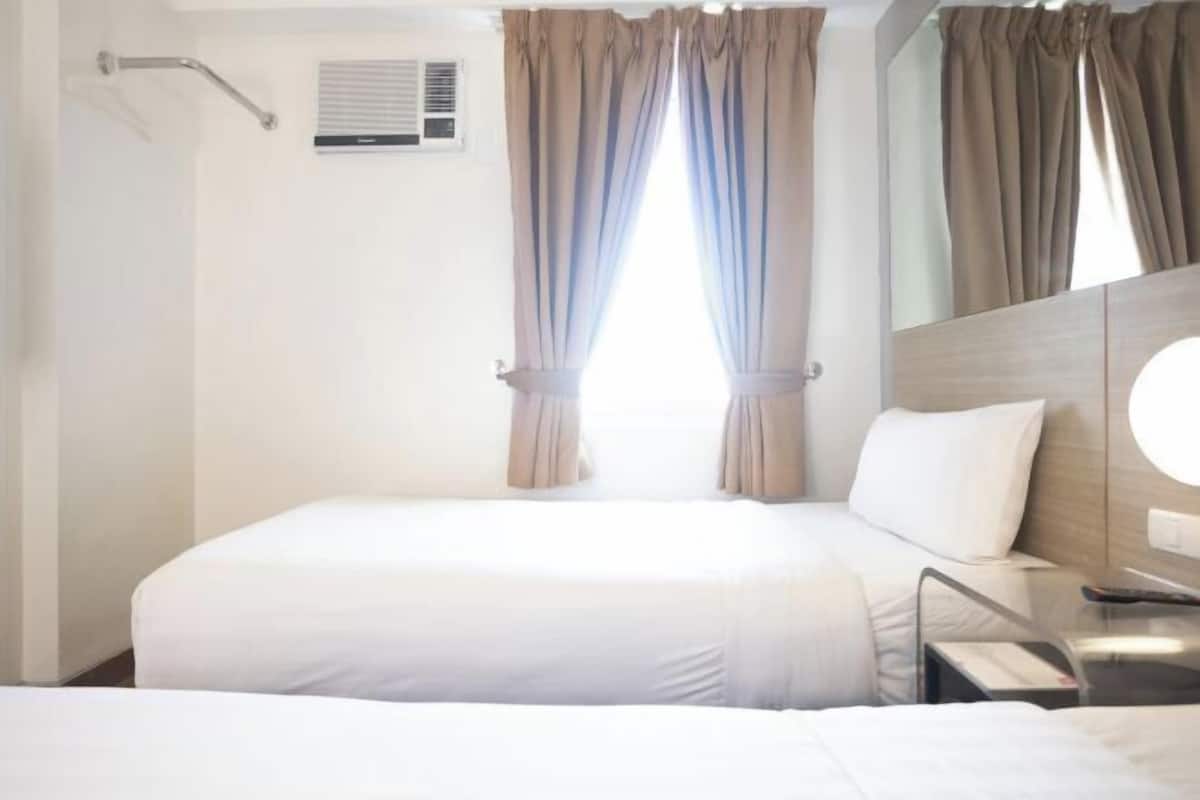 Premium bedding, in-room safe, desk, laptop workspace