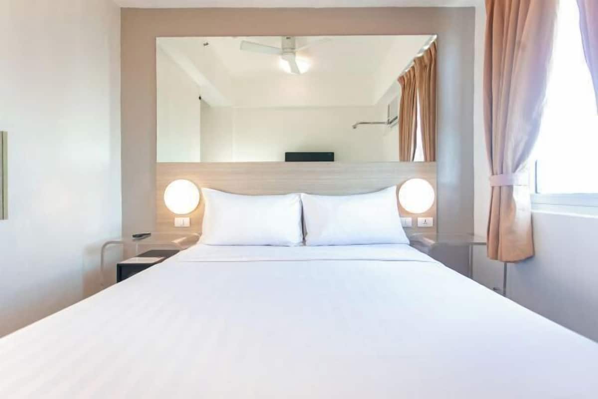 Premium bedding, in-room safe, desk, laptop workspace
