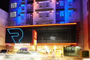 Façana frontal de l'allotjament (vespre/nit)