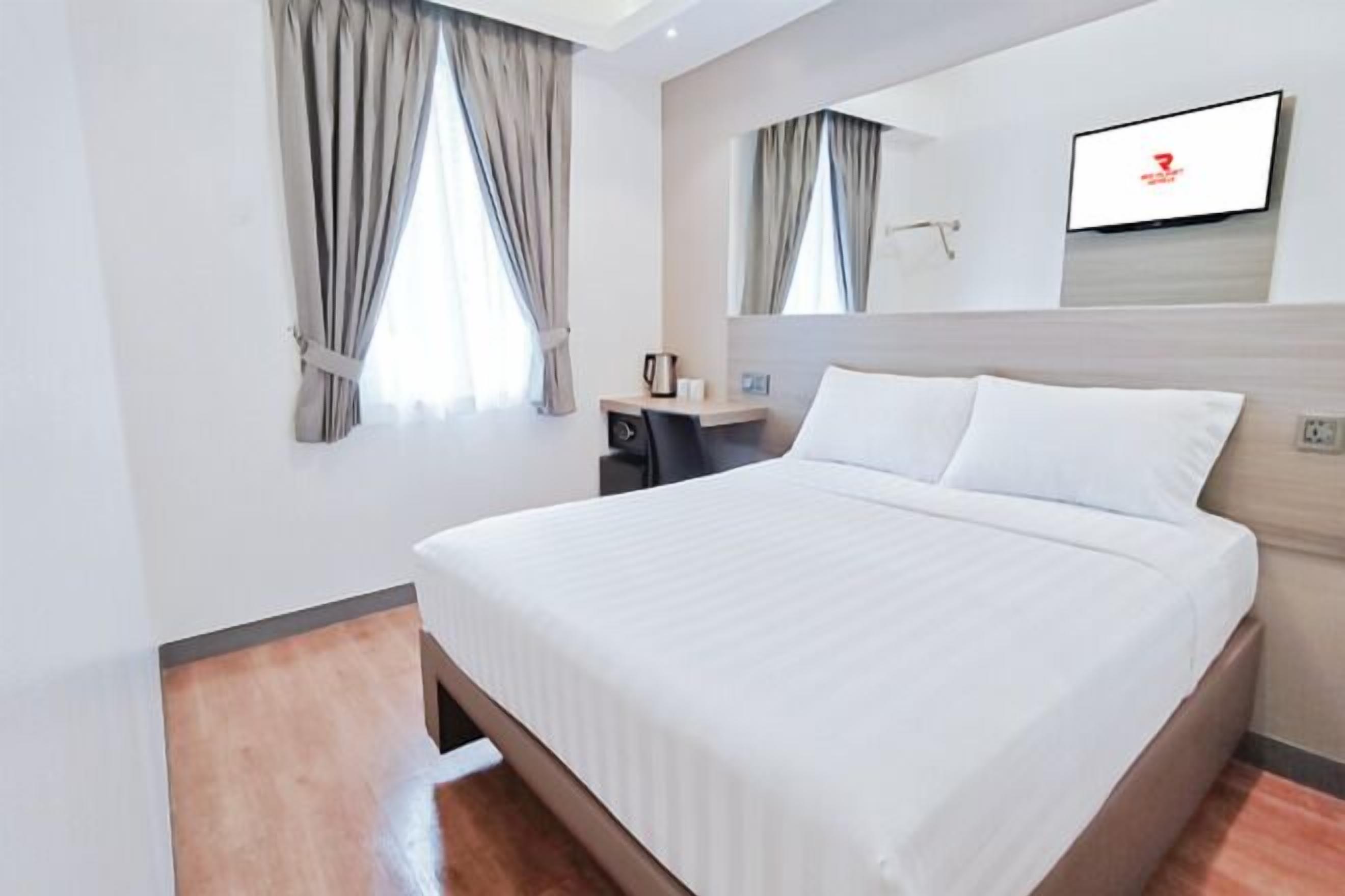 Premium bedding, in-room safe, desk, laptop workspace