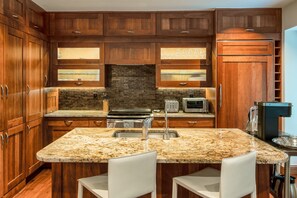 Condo de lujo, 3 habitaciones | Cocina privada | Refrigerador con congelador, microondas, horno y parrilla de estufa 