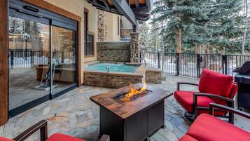 Tina de hidromasaje al aire libre