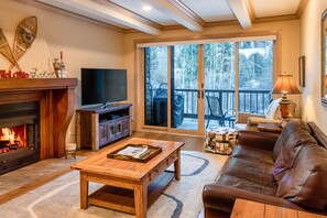 Premier-Apartment, 2 Schlafzimmer | Wohnbereich | Flachbildfernseher, Kamin