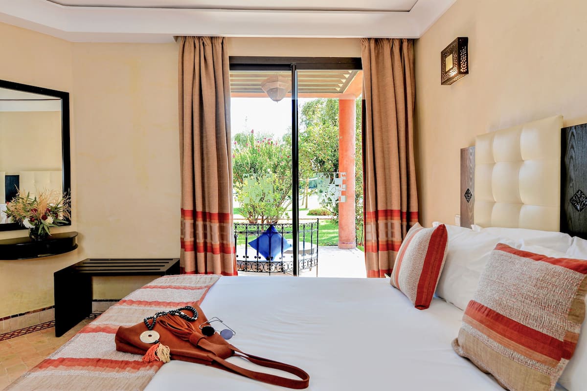 senior suite | premium bedding, iron/ironing board, bed sheets