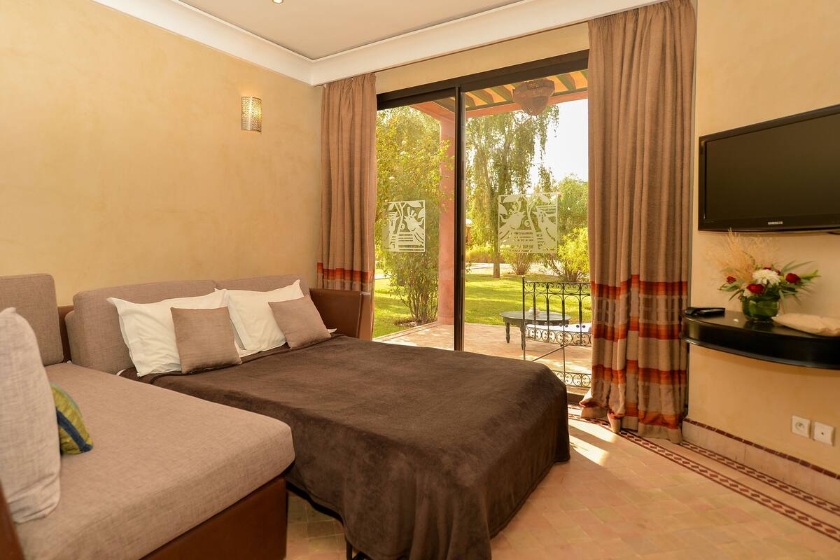 senior suite | premium bedding, iron/ironing board, bed sheets