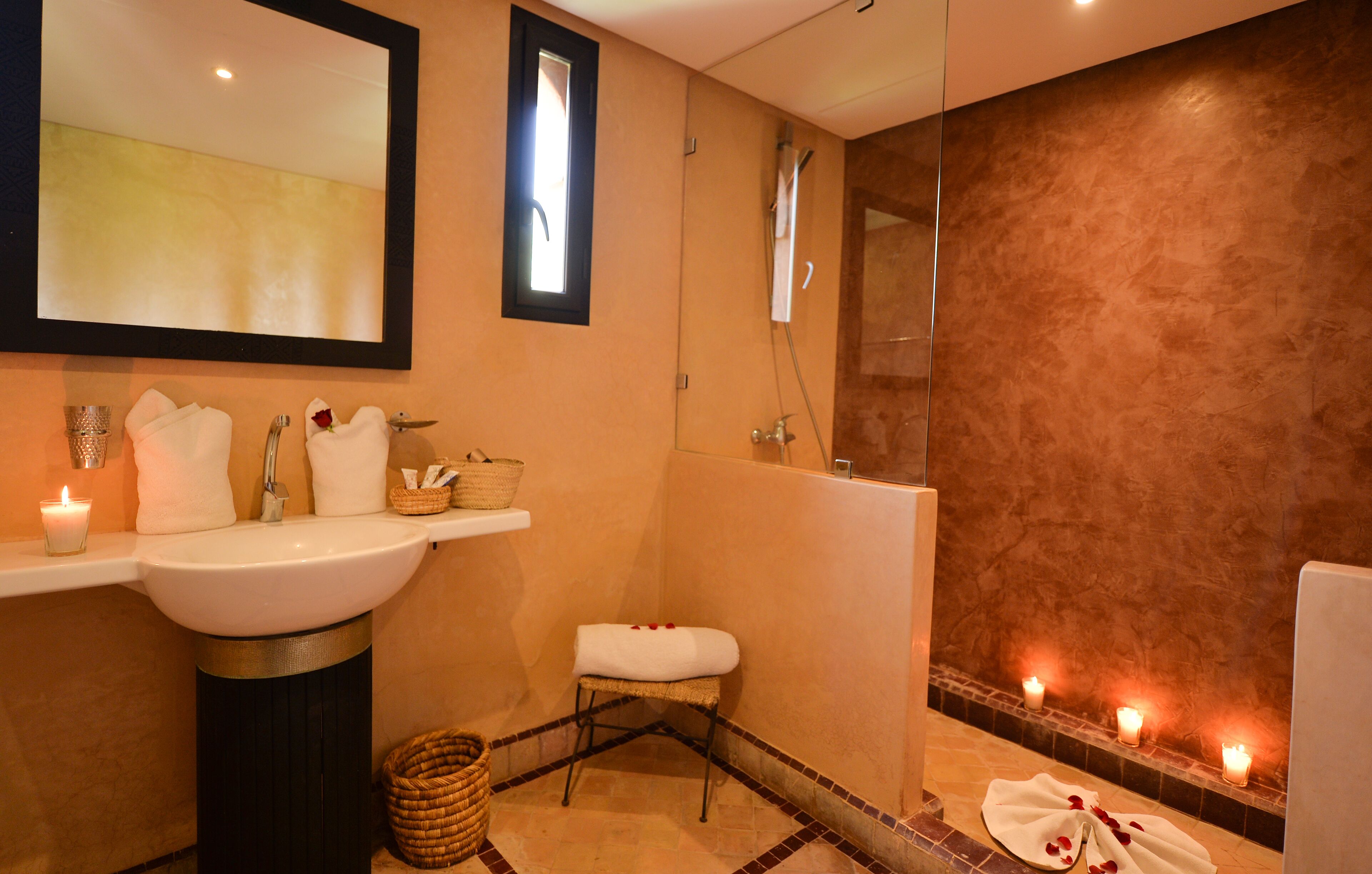 junior suite | bathroom | free toiletries, hair dryer, towels