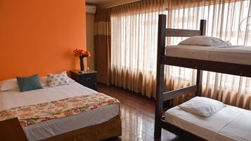 Quarto superior, várias camas (Private) | Roupas de cama premium, individualmente decorados, cortinas blackout