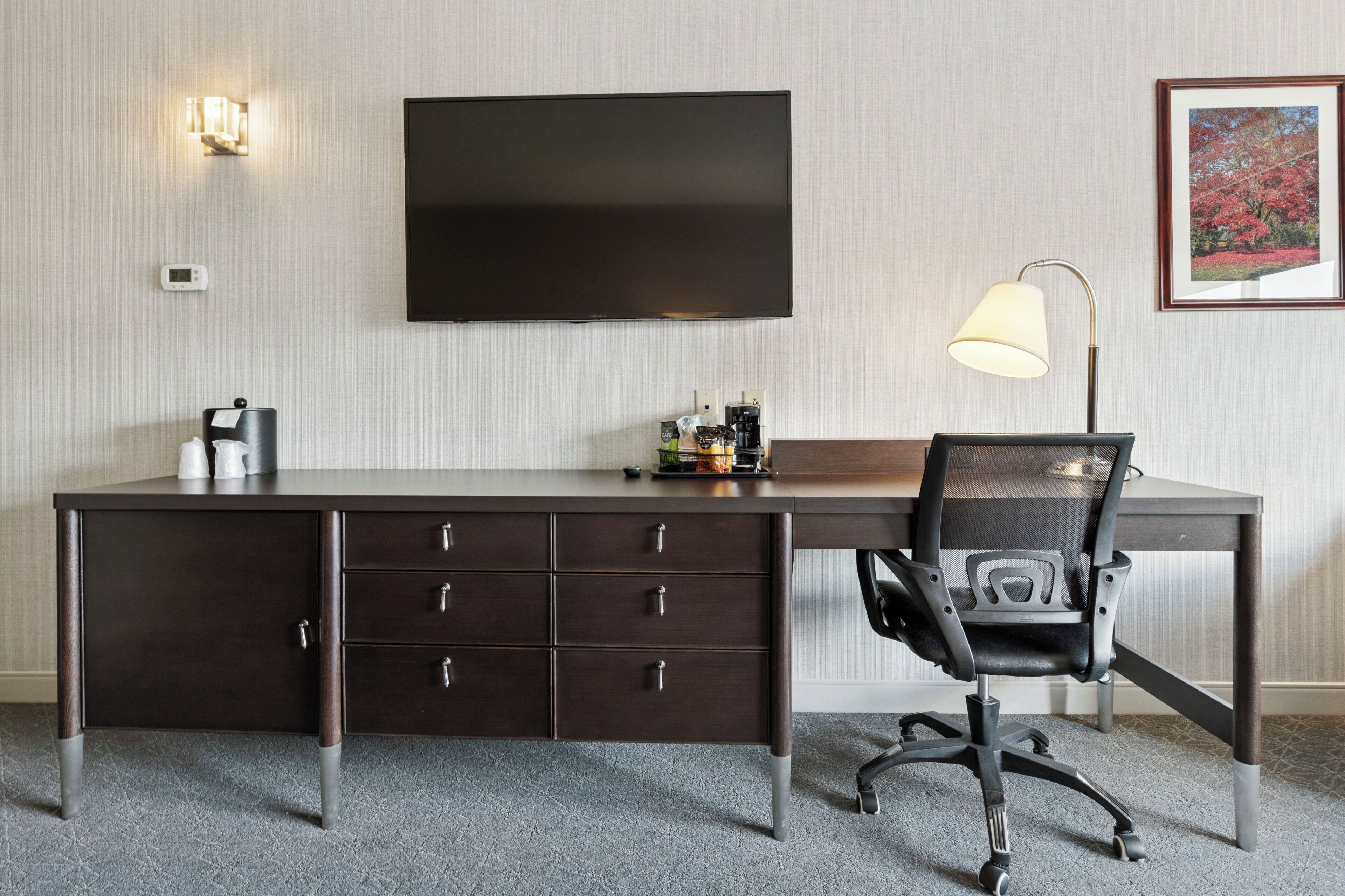 premium bedding, in-room safe, desk, laptop workspace