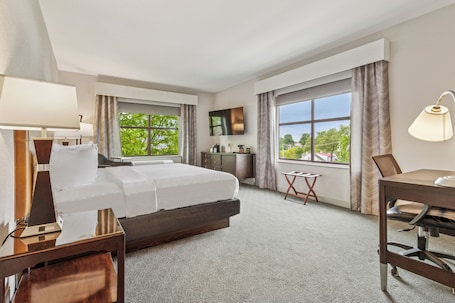 Premium Room, 1 King Bed, Corner | Premium bedding, in-room safe, desk, laptop workspace