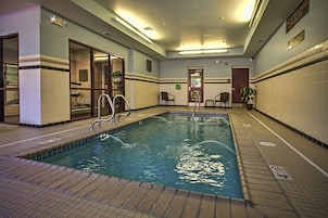 Indoor pool, sun loungers