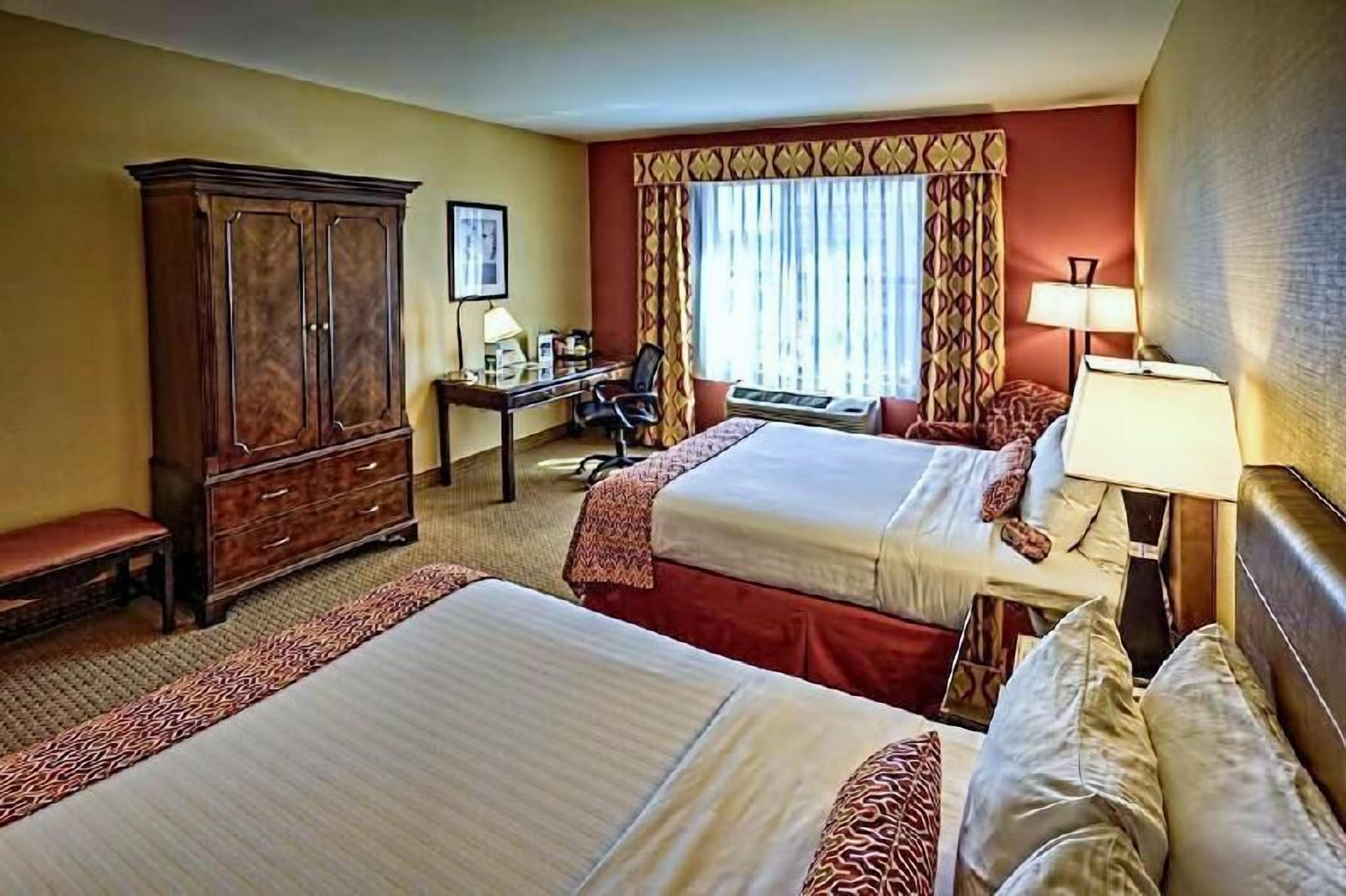 Premium bedding, in-room safe, desk, laptop workspace