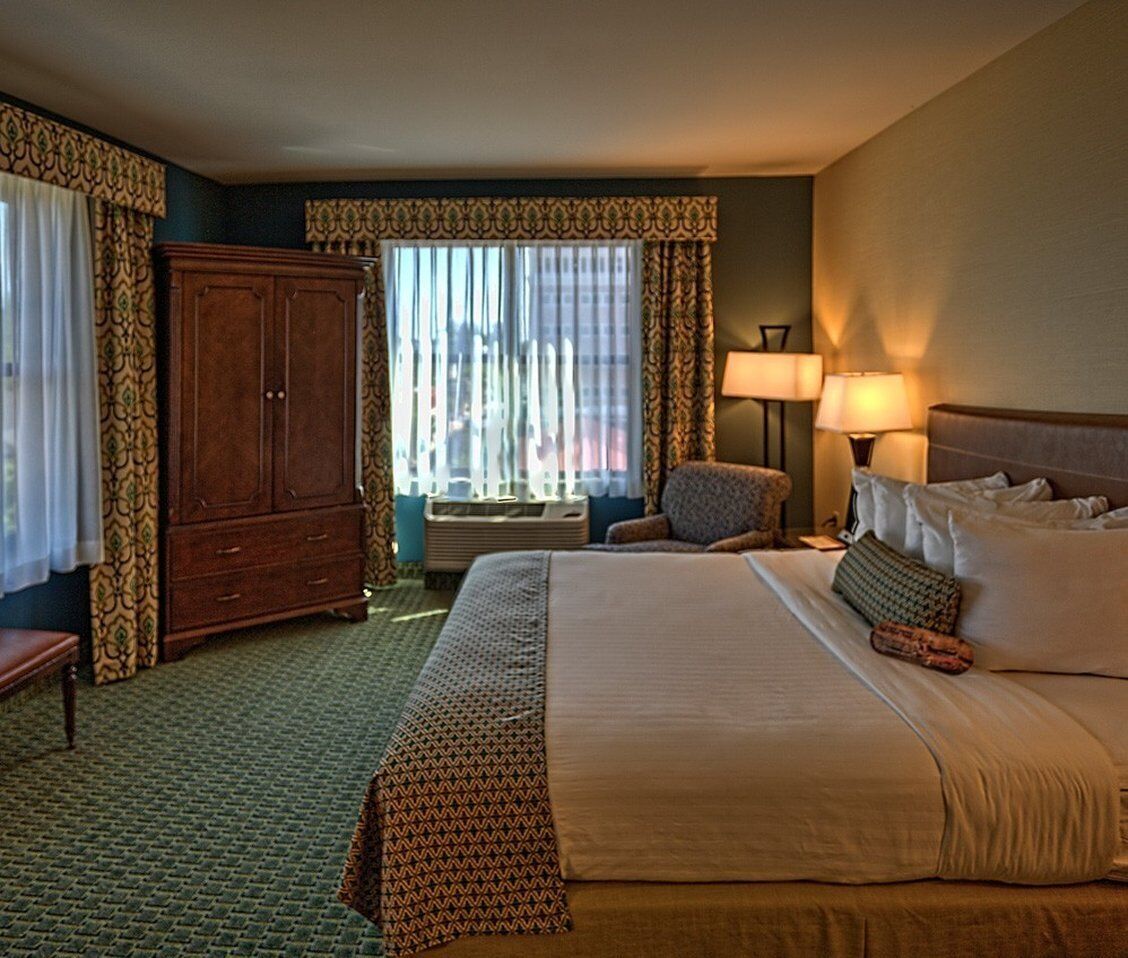 Premium bedding, in-room safe, desk, laptop workspace