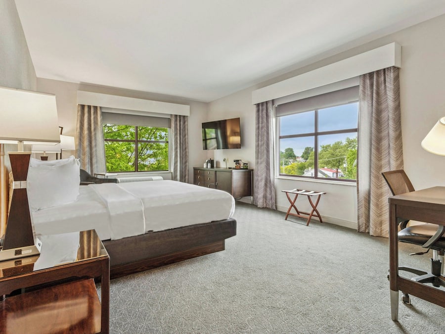 Premium bedding, in-room safe, desk, laptop workspace