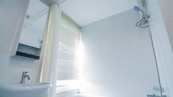 Studio Connecting Room | Bathroom | Combined shower/tub, deep soaking tub, free toiletries, bidet