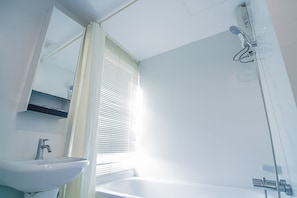 Studio Connecting Room | Bathroom | Combined shower/bathtub, deep-soaking bathtub, free toiletries, bidet - Romance Hotel Bangna (Bangkok)