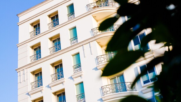 Un edificio de varios pisos con balcones y ventanas.