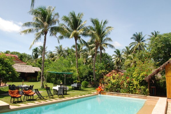 Outdoor pool, pool umbrellas - Paradise Eco Resort Siem Reap (Siem Reap)