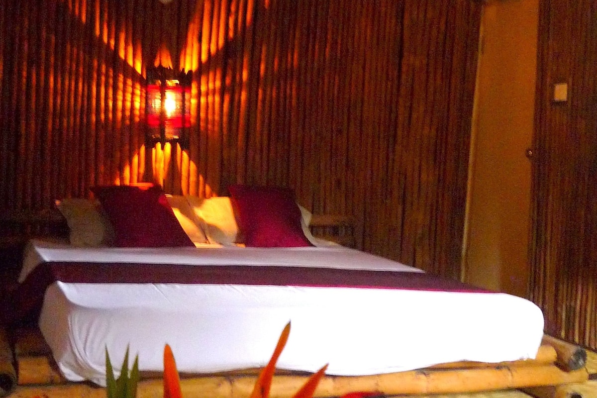 Cribs (surcharge), rollaway beds (surcharge), individually decorated