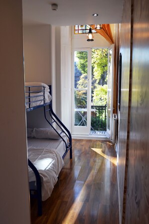 Bed in 6-bed dormitory, Shared bathroom | Wi-Fi gratuito