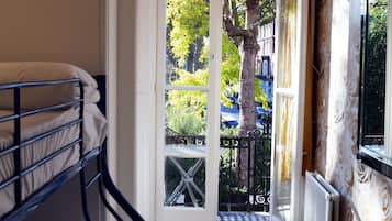 Kahden hengen huone (kaksi sÀnkyÀ), jaettu kylpyhuone | NÀkymÀ huoneesta