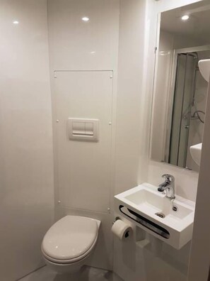 Camera singola, bagno condiviso | Bagno | Doccia, asciugamani
