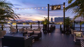 2 restaurants, breakfast, lunch, dinner served; Thai cuisine