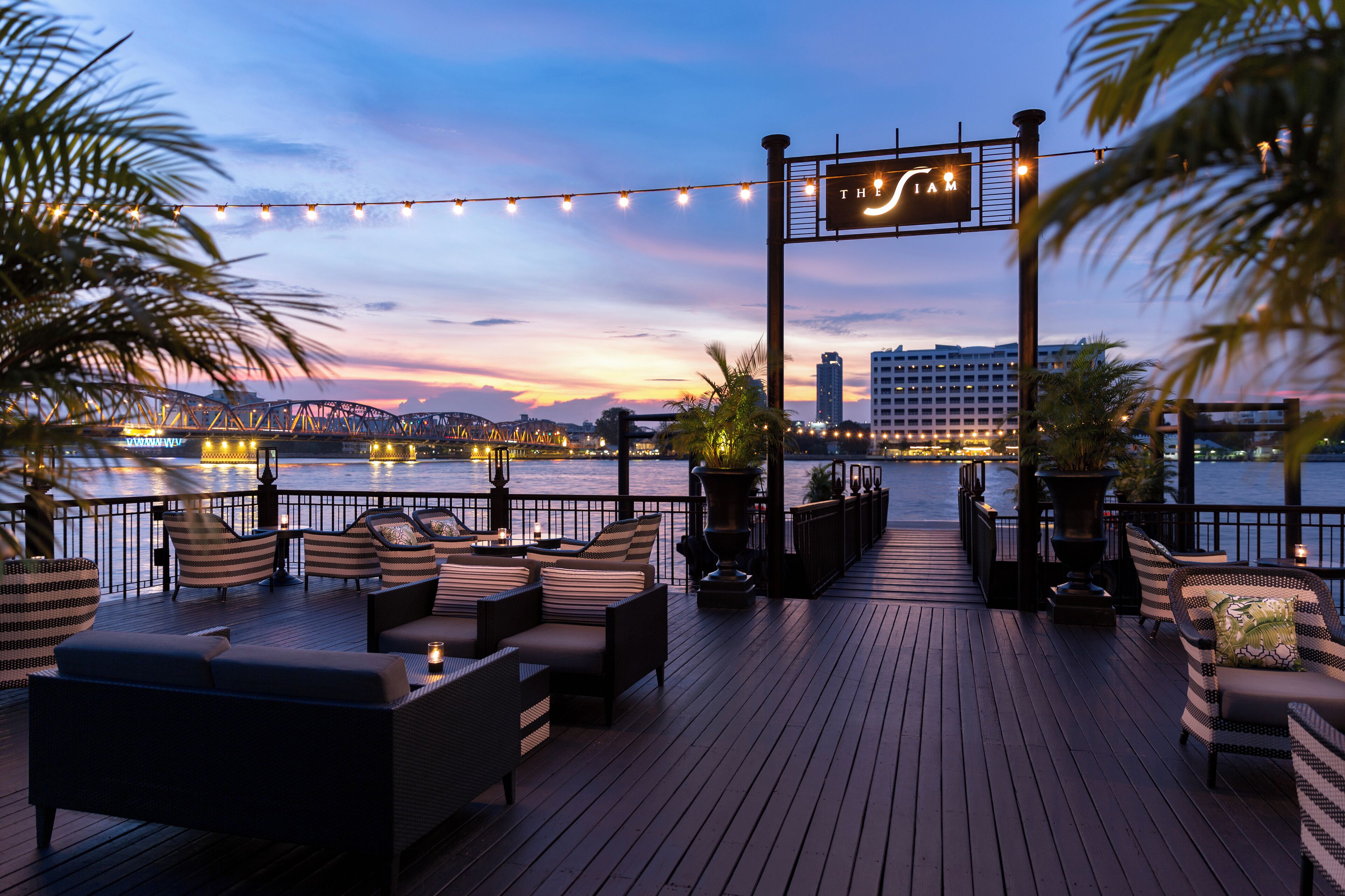 2 restauranter; serverer morgenmad, frokost og thailandske retter