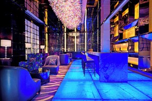 2 bares, salón en el lobby, bar de vinos